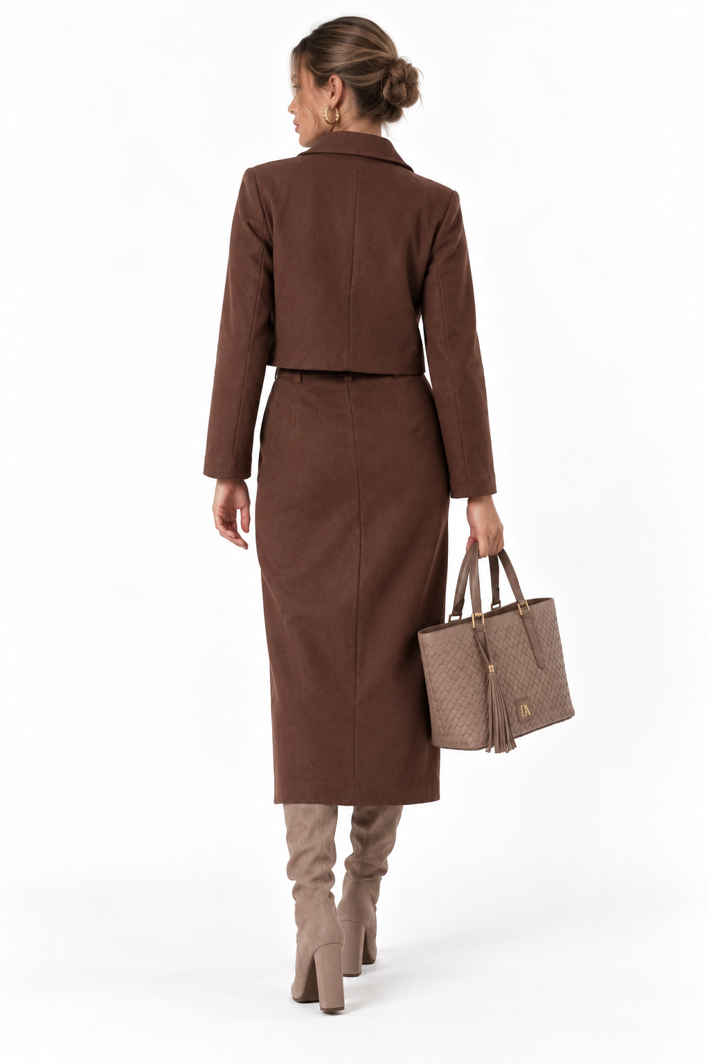 Vista trasera del conjunto de chaqueta corta y falda midi de ante marrón chocolate Don Algodón con bolso shopper Palma.