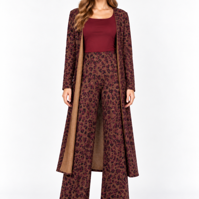 Conjunto Kahyra kimono y pantalón leopardo de frente para mujer