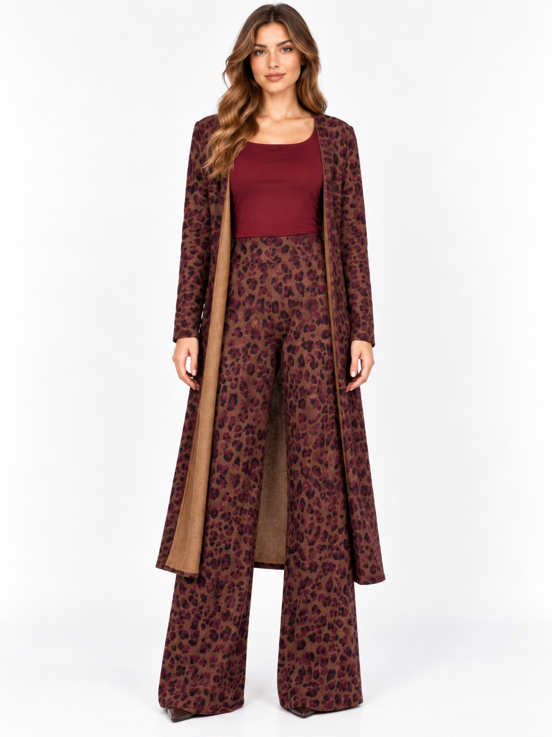Conjunto Kahyra kimono y pantalón leopardo de frente para mujer