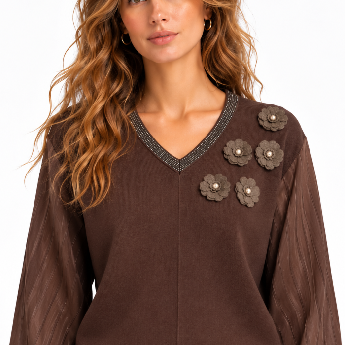 Jersey de punto LEMAILLE en color marrón chocolate con escote en pico, mangas abullonadas y flores decorativas en relieve.