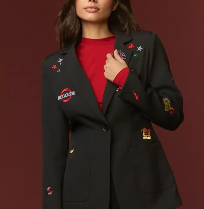 Americana negra Pop Jacket de Minueto con bordados decorativos de estrellas y parches, solapa, cierre de botón y bolsillos delanteros.