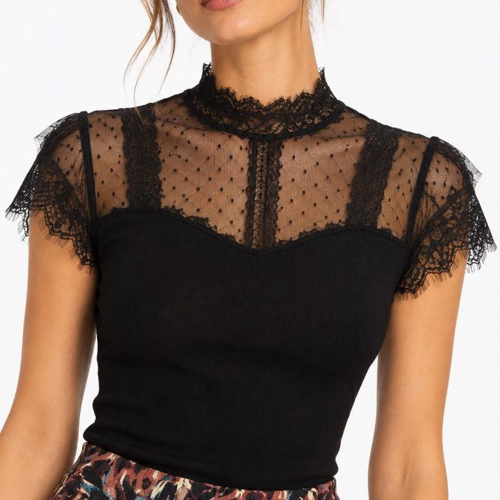 Top negro Lemaille con encaje romántico, cuello alto y tul semitransparente, combinado con falda Lulu de Minueto.